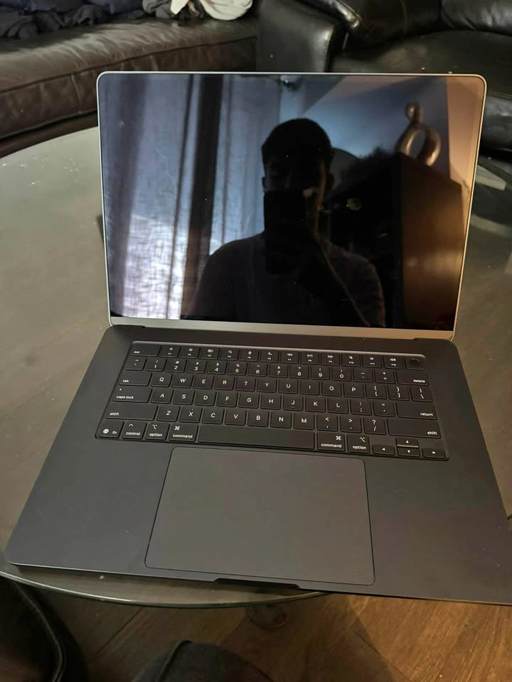 MacBook Air M4 15.3” – Midnight | 16GB/256GB