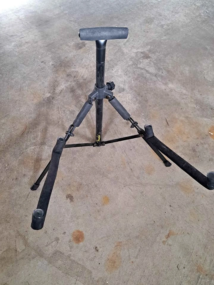 Fender Folding Guitar Stand (Portable & Sturdy)