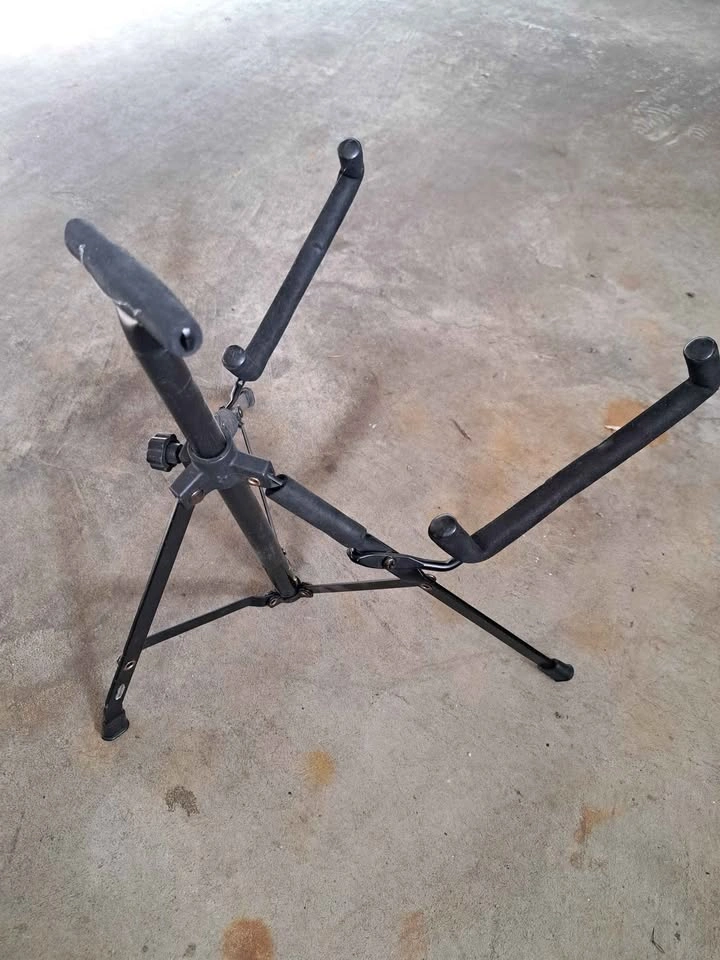Fender Folding Guitar Stand (Portable & Sturdy) - photo 2