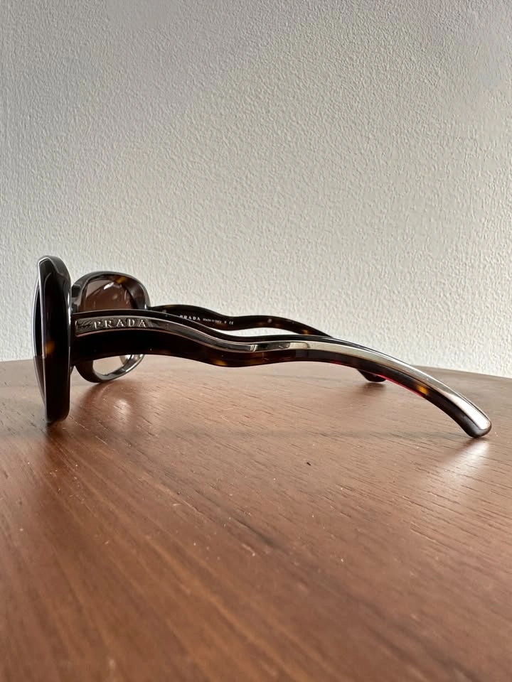 Prada Women’s Sunglasses – Model: SPR08L Like New - photo 4