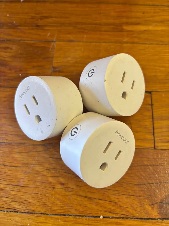3 Aoycocr X5 smart plugs