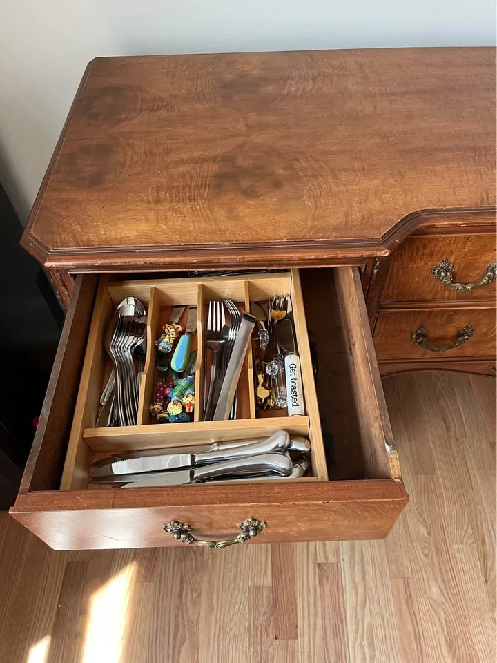 French Provincial Buffet Cabinet / Sideboard image indicator(4)