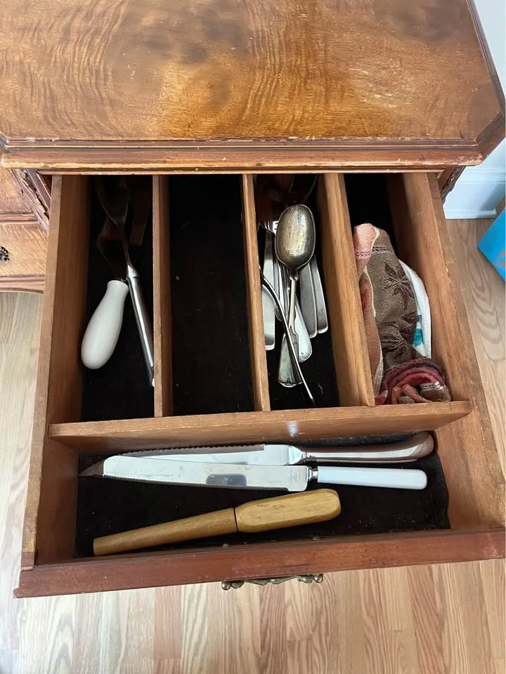 French Provincial Buffet Cabinet / Sideboard image indicator(5)