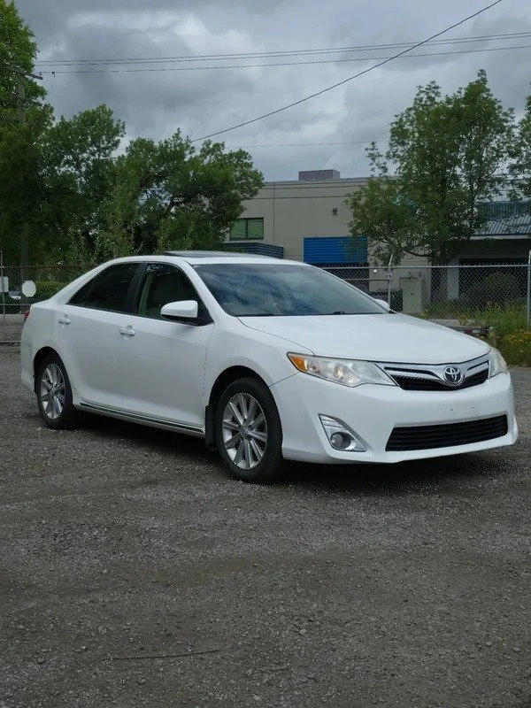 2012 Toyota Camry XLE - photo 2
