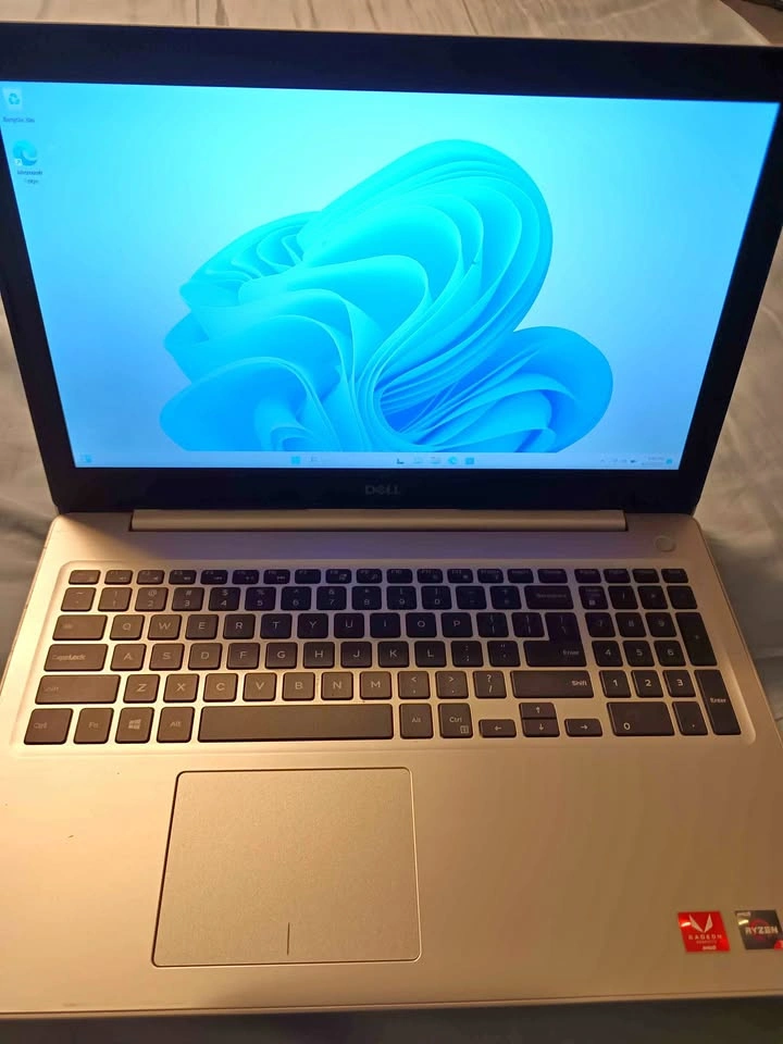 Dell Inspiron 5575 AMD Ryzen 3 12GB RAM 256GB SSD Touch