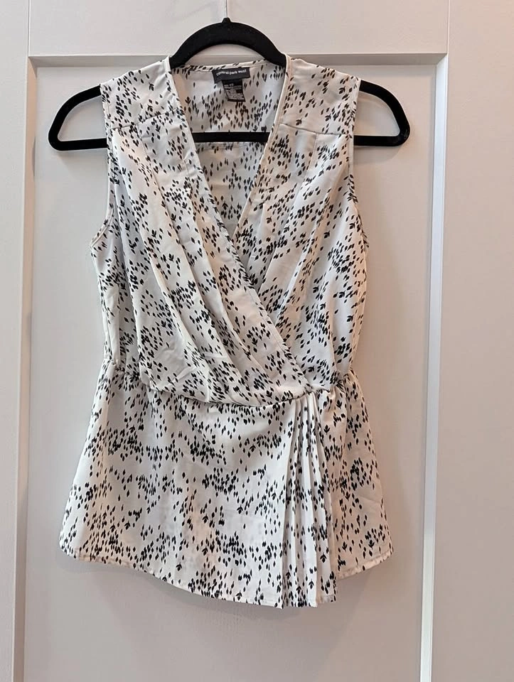 Central Park West Women's Sleeveless Faux-Wrap Peplum Blouse XS