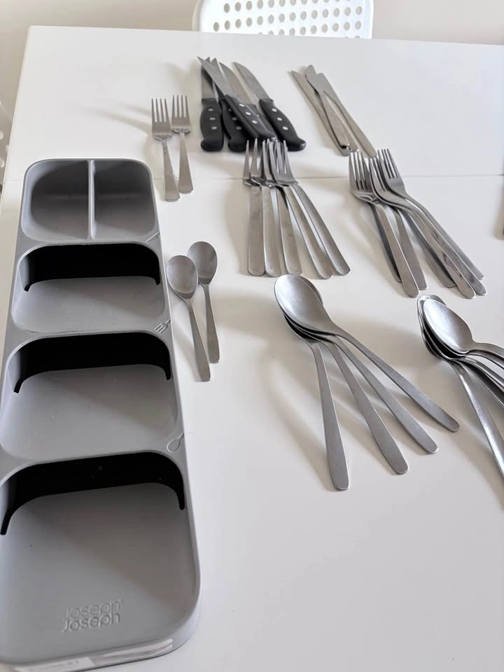 Cutlery Organizer with Mixed Flatware Set