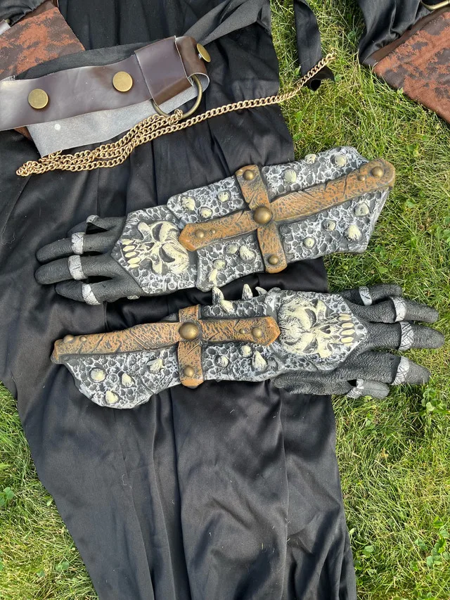 Executioner Costume image indicator(2)