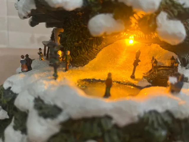 2004 Thomas Kinkade Christmas Musical Decoration image indicator(5)