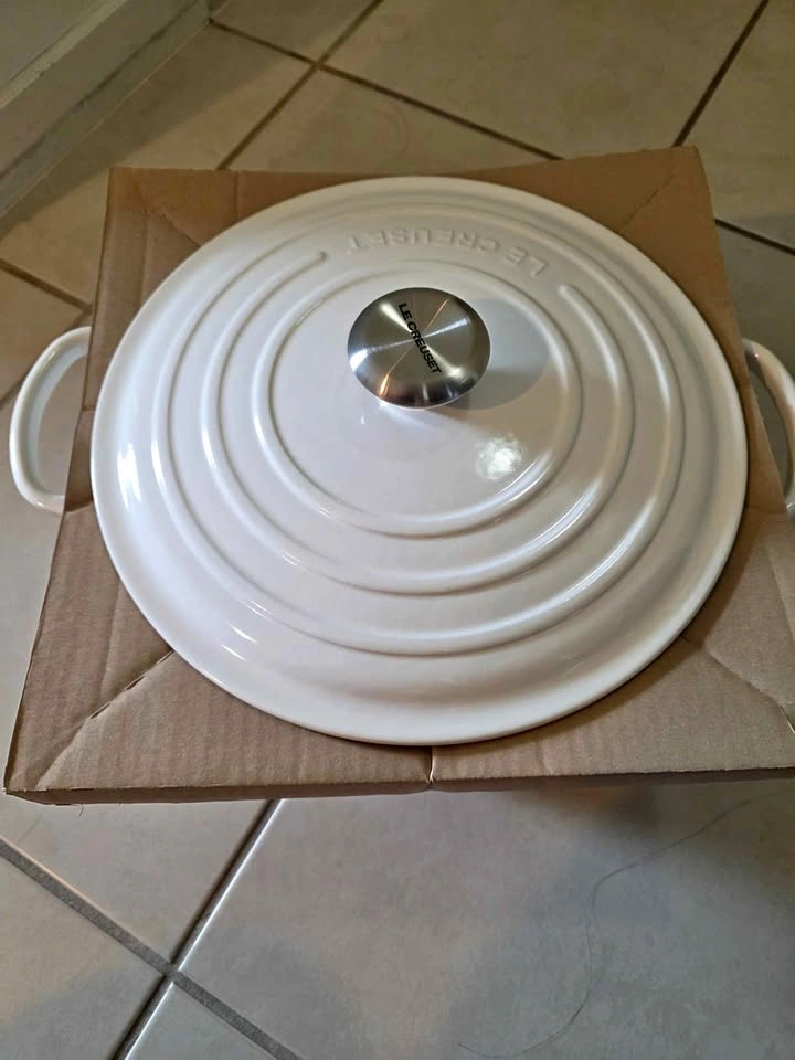 New Le Creuset Round Dutch Oven – 28cm (7¼qt) – Shiny White