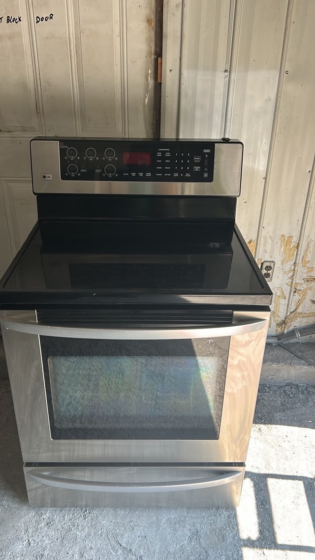 LG Electric Stove - photo 2