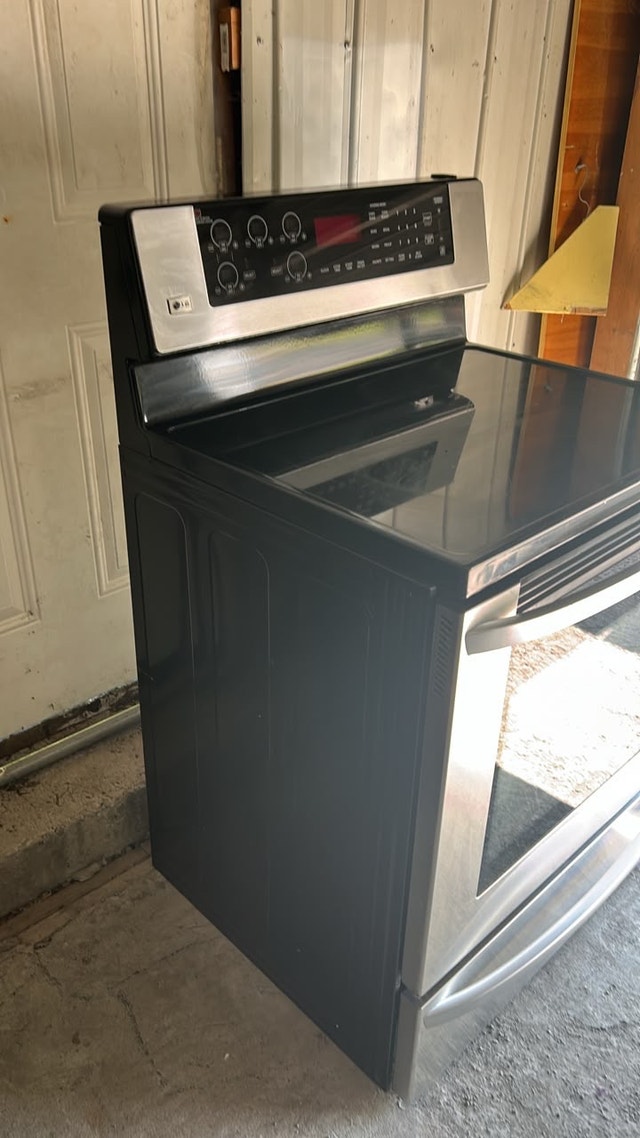 LG Electric Stove - photo 3