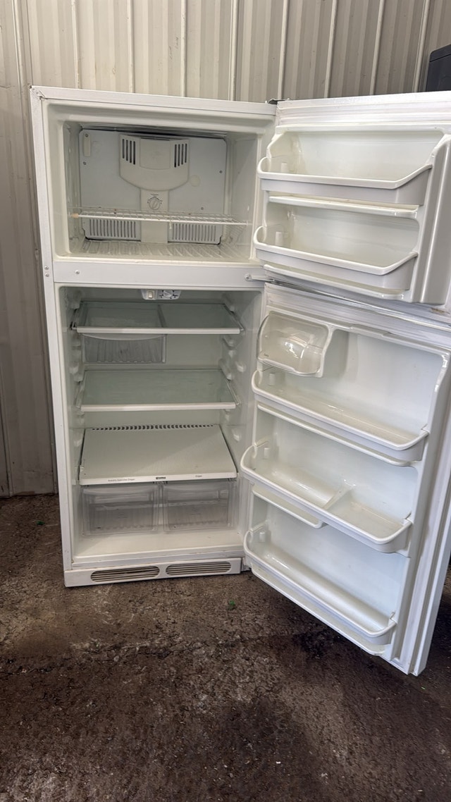 Kenmore Top Freezer Refrigerator - photo 2