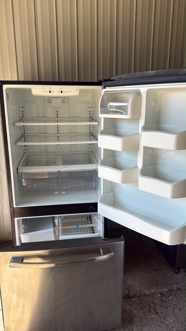 GE Refrigerator - photo 2