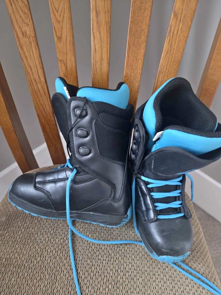 Caprix youth snowboard boots size 2