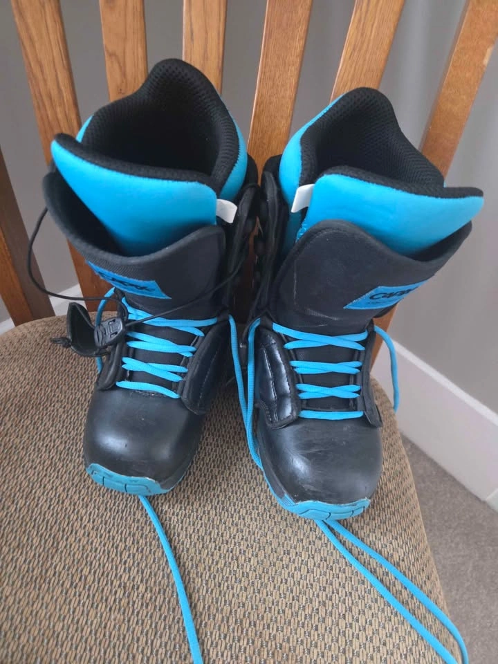 Caprix youth snowboard boots size 2 - photo 2
