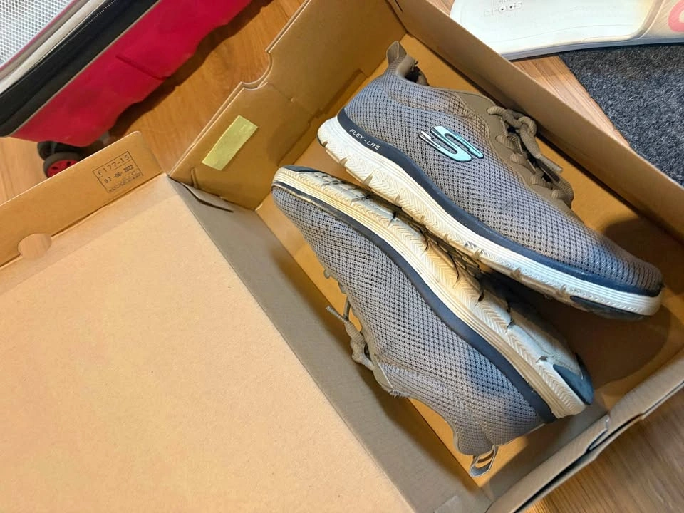 Sketchers US 8 runners sneakers