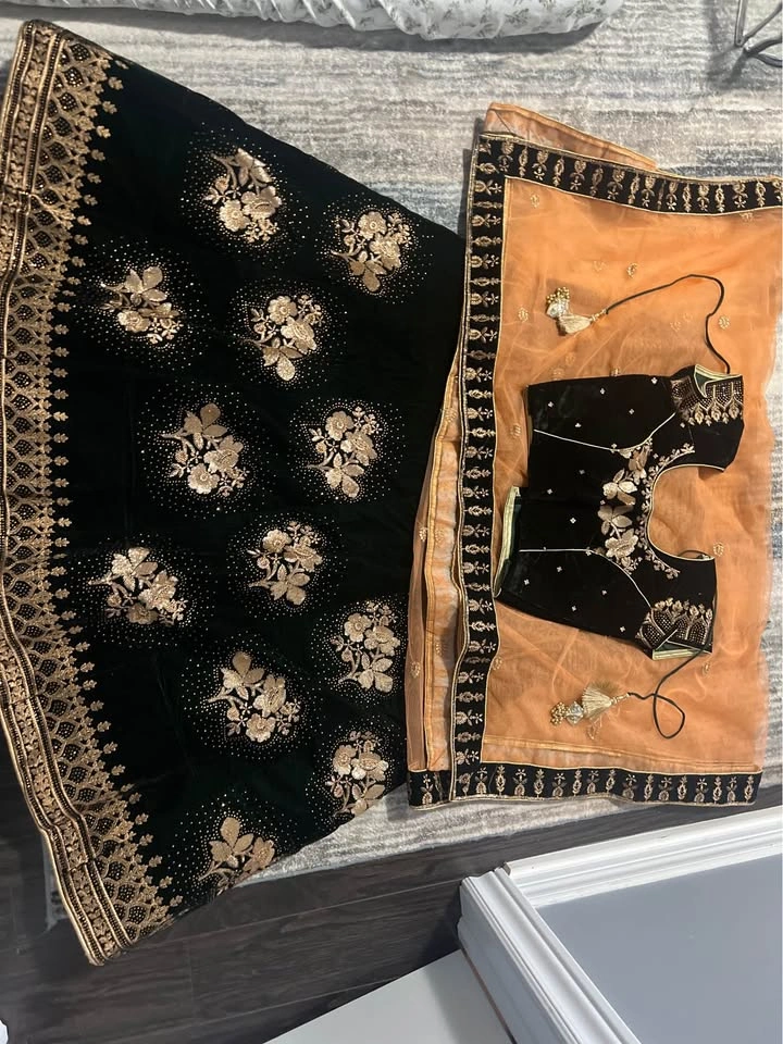 Bottle green Velvet Embroidered Lehenga Choli Set - photo 3