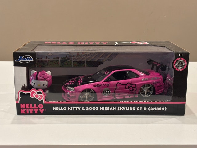 Jada Toys Hello Kitty 2002 Nissan Skyline GT-R BNR34 Die-Cast - photo 2