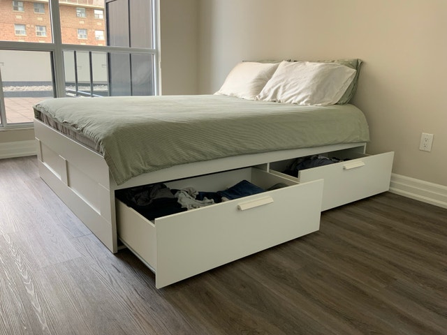 Queen Bedframe + Mattress + 4 Pillows. IKEA MALM - photo 2
