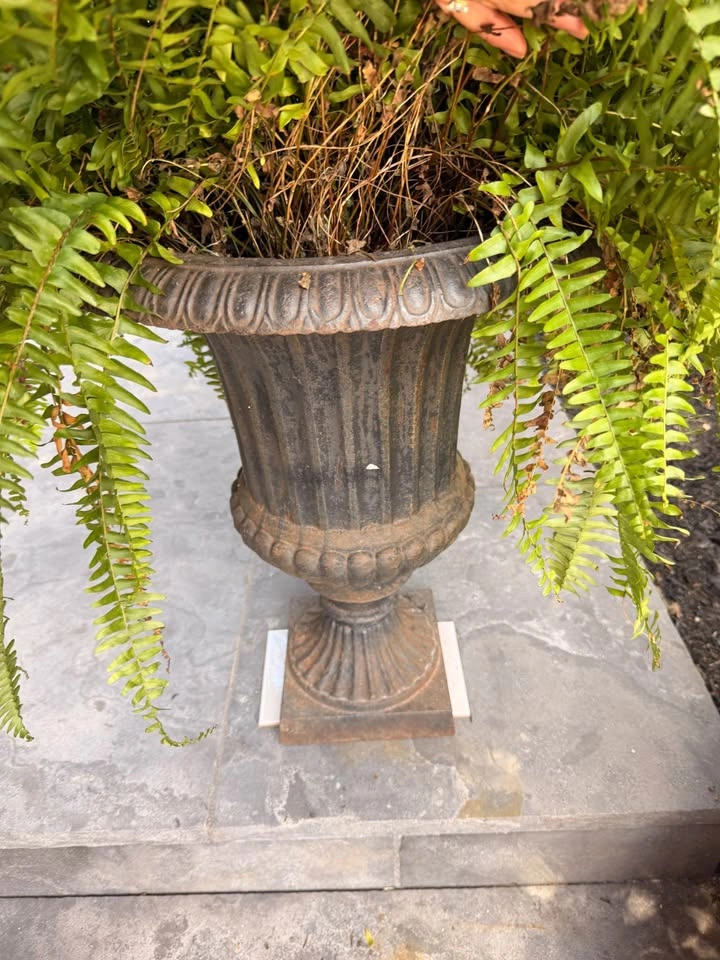 Cast Iron Garden Urns (set of 2) - photo 2