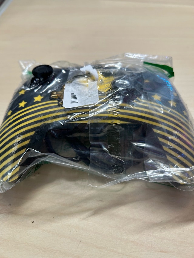 Nintendo Switch Pro Controller Glow-in-the-Dark - photo 2