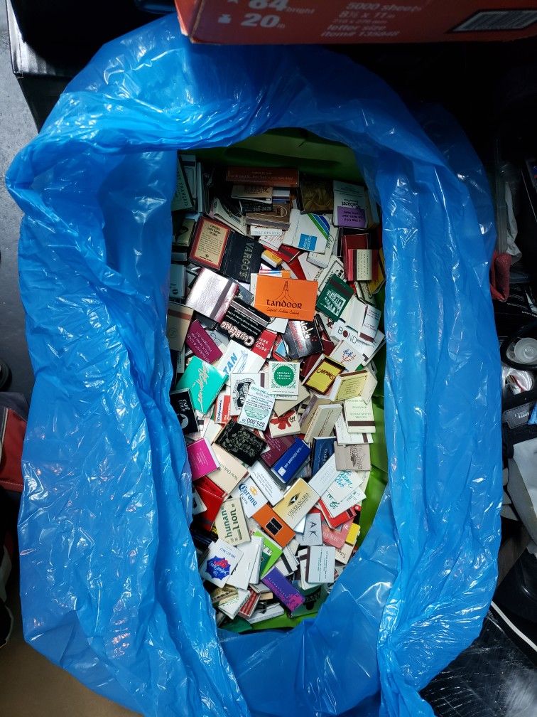 Match book lot, 1000+ matchbooks from all strands - photo 3