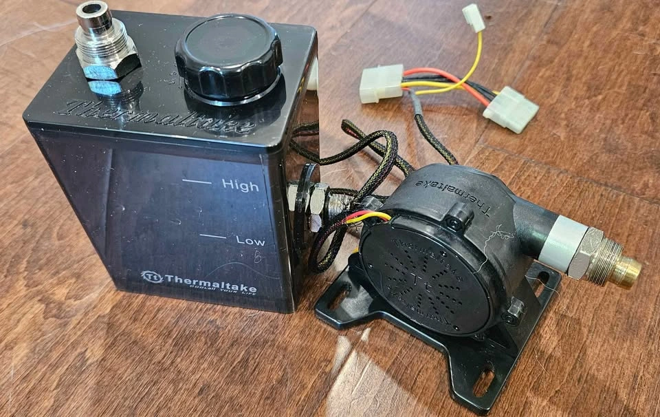 Thermaltake Liquid Cooling Pump and Tank plus Fittings - photo 2