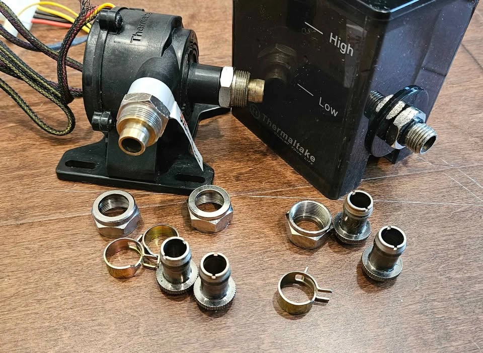 Thermaltake Liquid Cooling Pump and Tank plus Fittings - photo 3