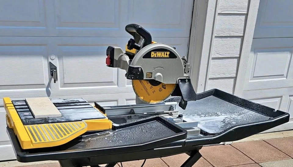 DeWalt 10-inch wet tile saw (Model D24000S)