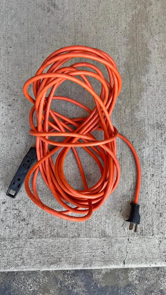 10 meter (32 foot) tri outlet outdoor extension cord