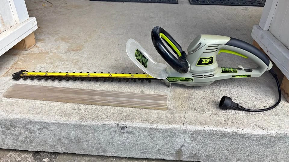 LawnMaster 22-inch Corded Electric Hedge Trimmer
