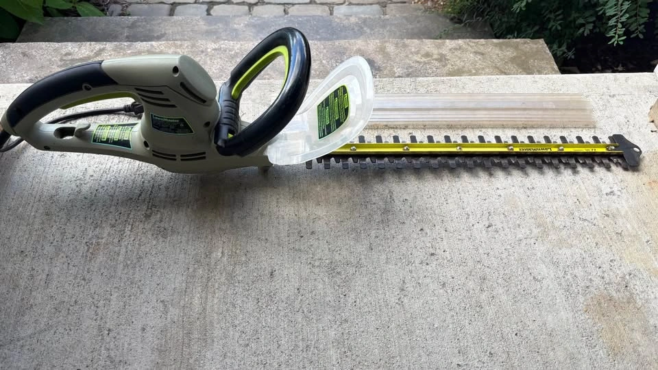 LawnMaster 22-inch Corded Electric Hedge Trimmer - photo 2