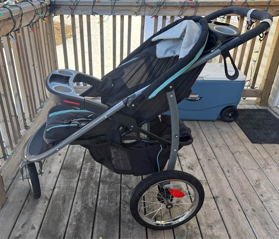 Graco jogging stroller and car seat combo - photo 4