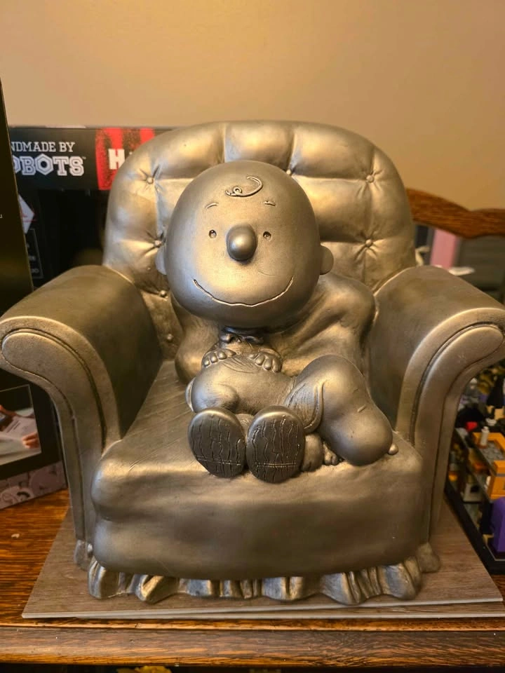 Peanuts Charlie Brown and Snoopy in Armchair Statue - photo 3
