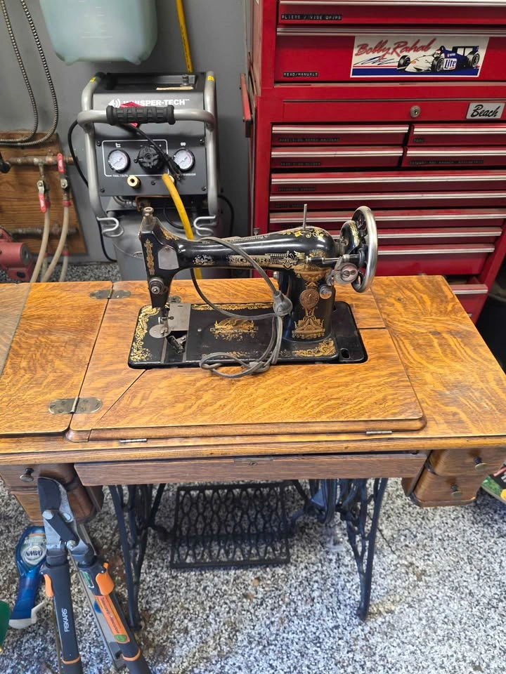 Vintage Singer Treadle Sewing Machine with Wood Cabinet - photo 2