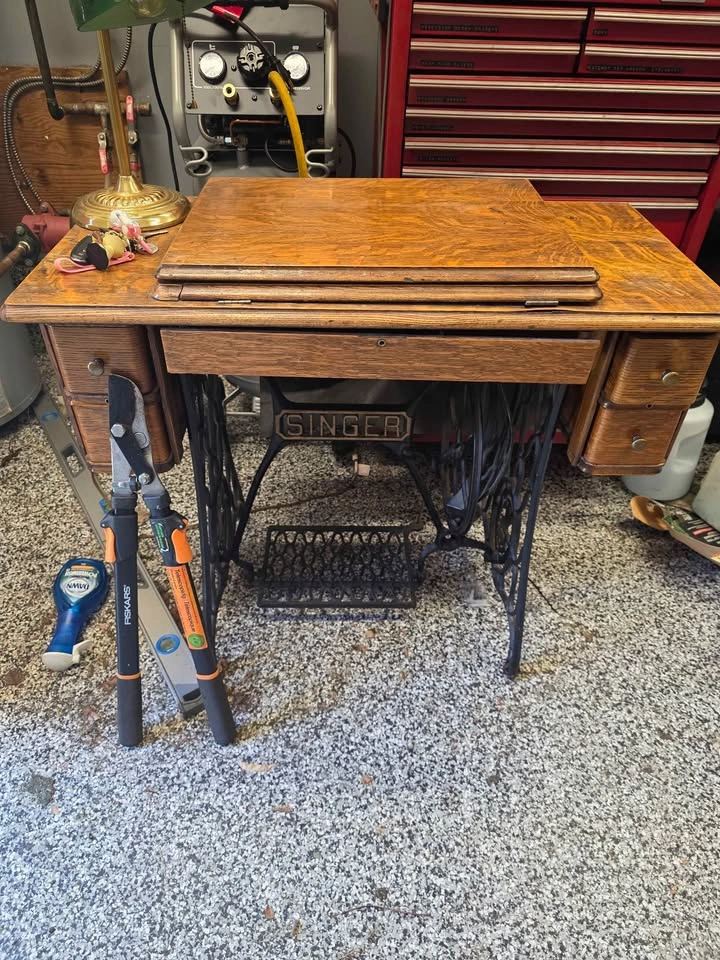 Vintage Singer Treadle Sewing Machine with Wood Cabinet - photo 3