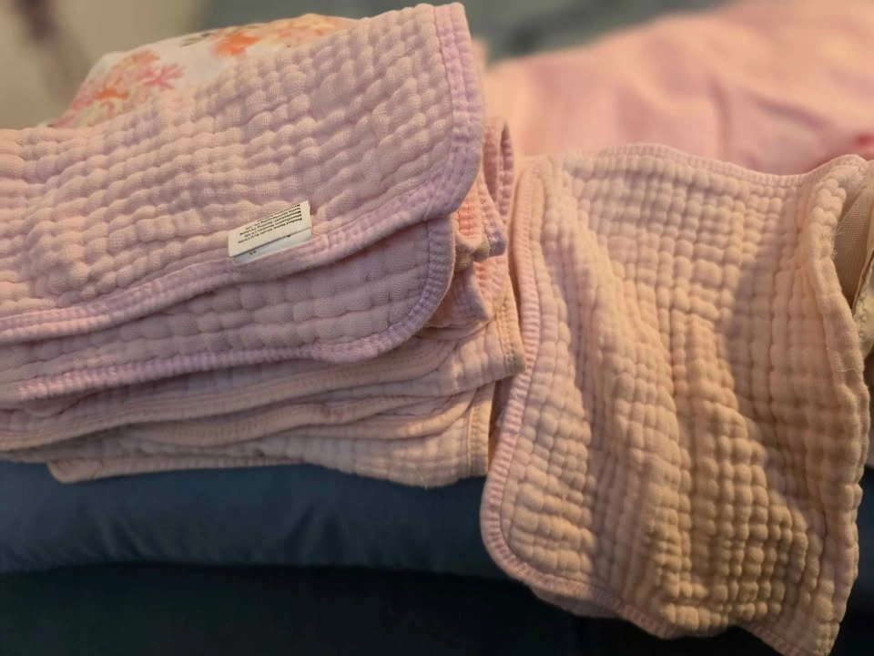 Crib sheet and burp cloths - photo 4