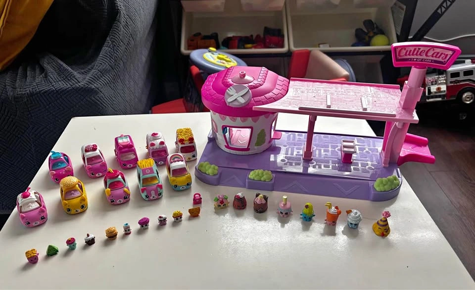 Shopkins Cutie Cars + Playset