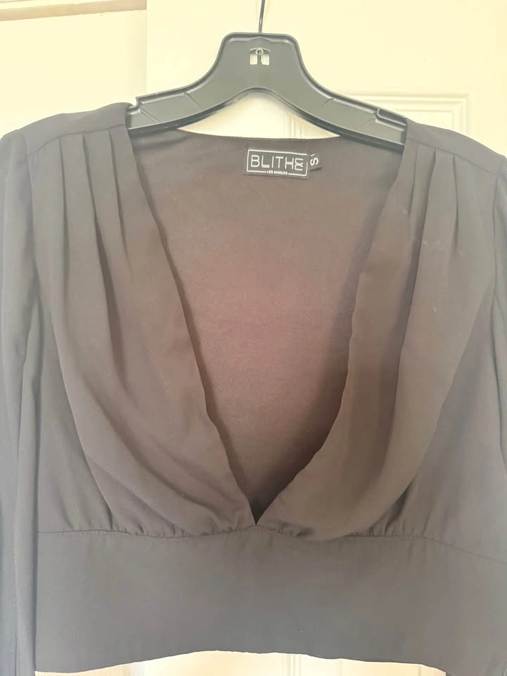 V-Neck Crop Top - Long flowing sleeves - Size: Small - photo 3