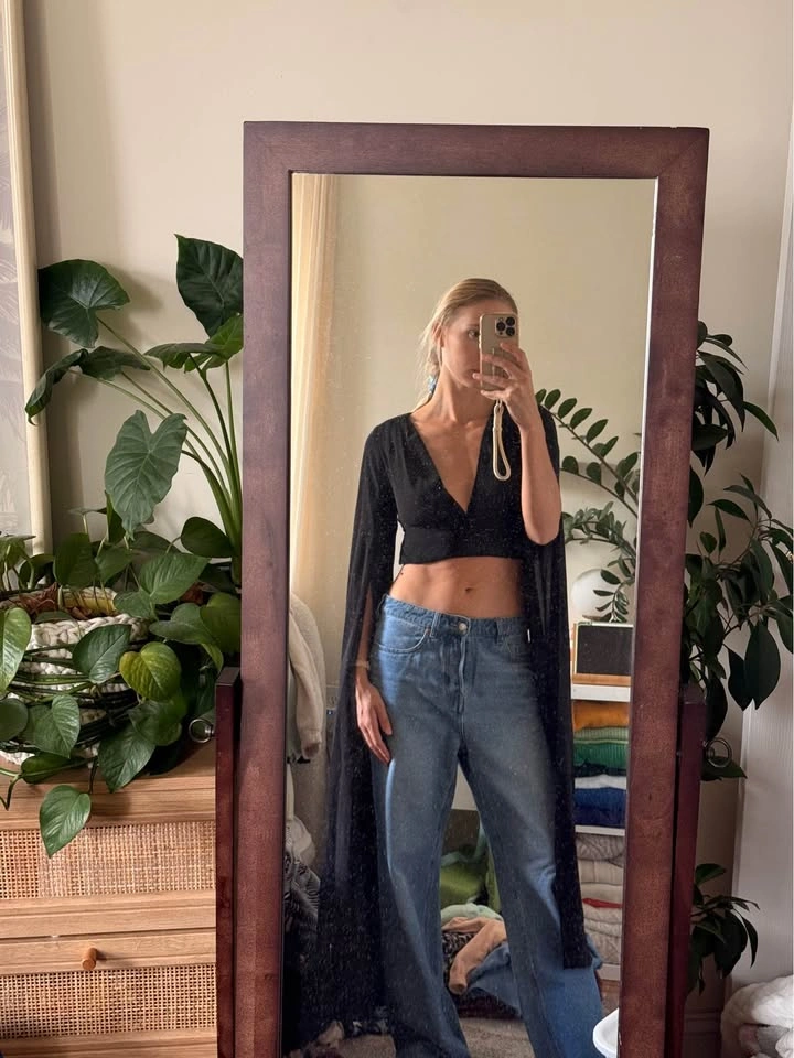 V-Neck Crop Top - Long flowing sleeves - Size: Small - photo 5