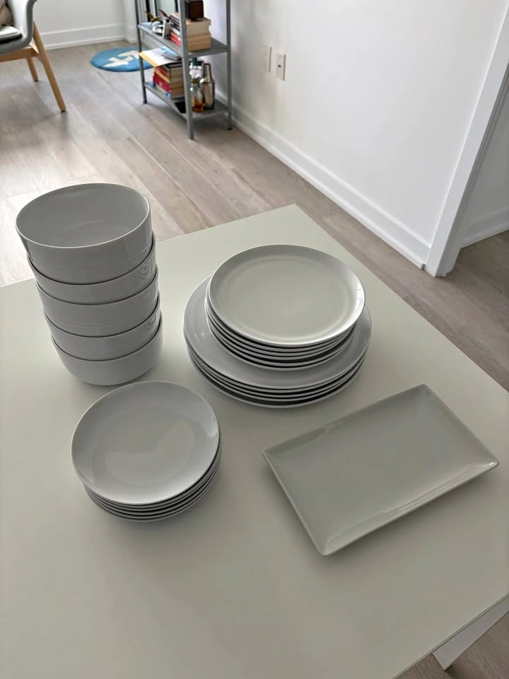 Crate & Barrel Hue Dinnerware Set - 22 piece