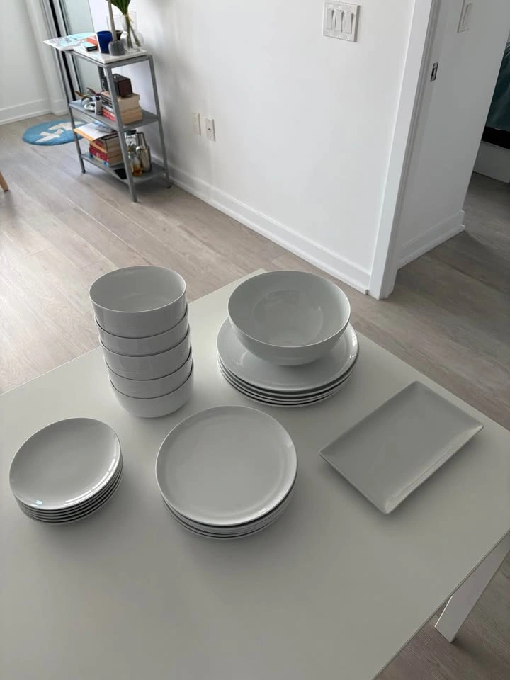 Crate & Barrel Hue Dinnerware Set - 22 piece - photo 2