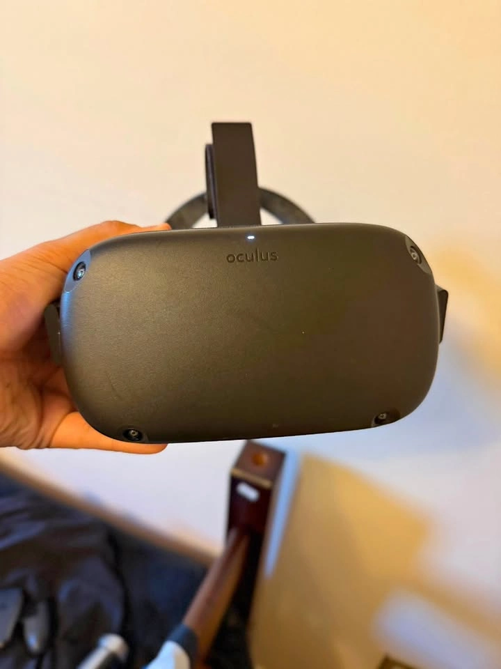 Oculus Quest 1 64GB VR Headset + 2 Touch Controllers
