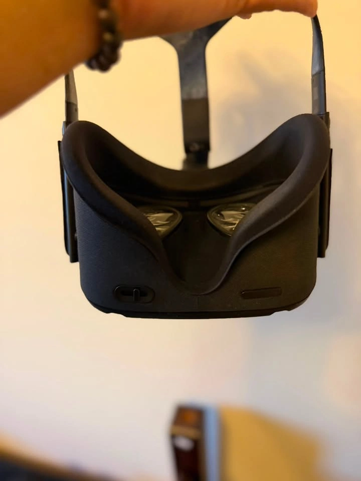 Oculus Quest 1 64GB VR Headset + 2 Touch Controllers - photo 2