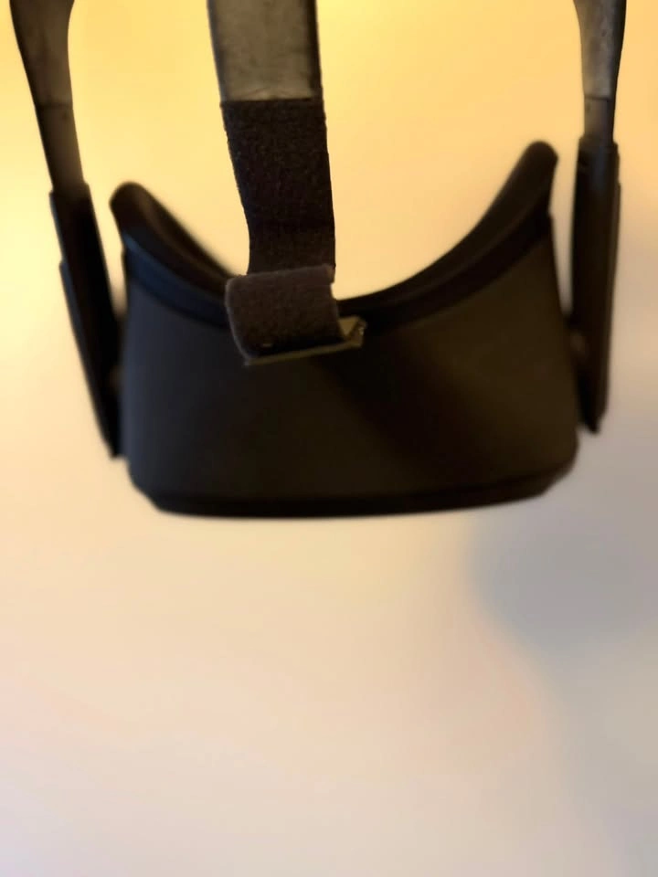 Oculus Quest 1 64GB VR Headset + 2 Touch Controllers - photo 3