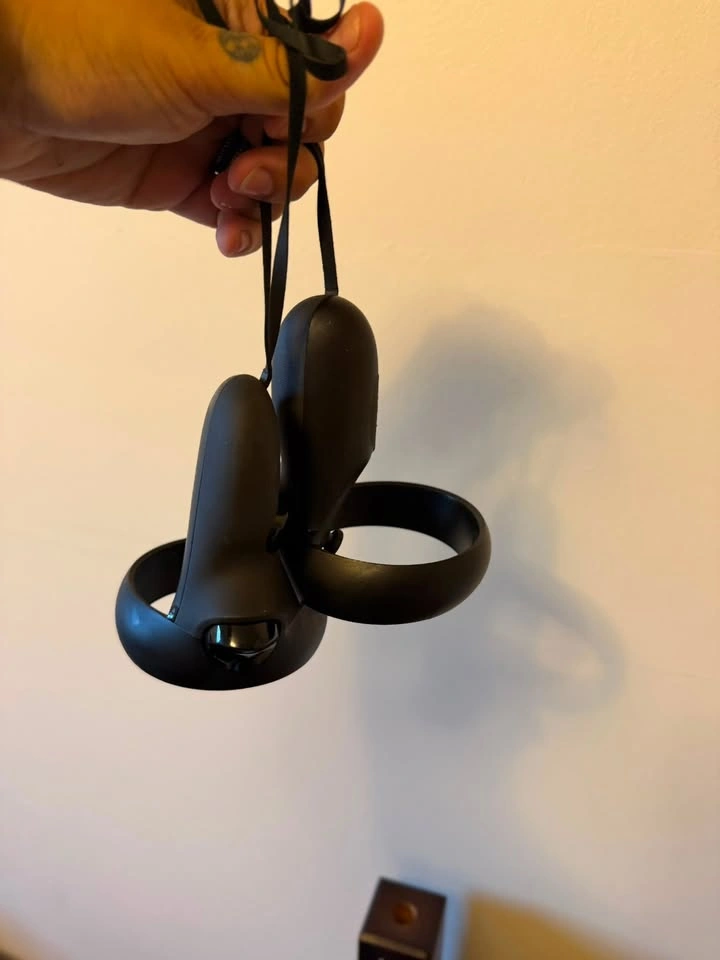 Oculus Quest 1 64GB VR Headset + 2 Touch Controllers - photo 4