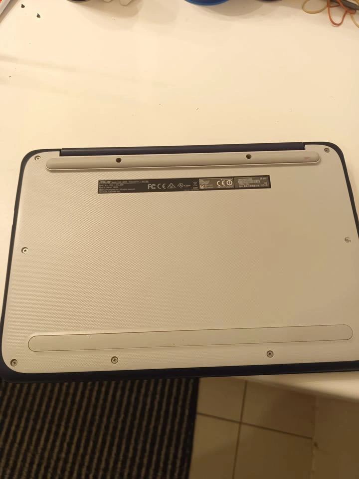 Asus Chromebook Intel 4GB Ram 16GB SSD - Missing Hinge Cover - photo 3