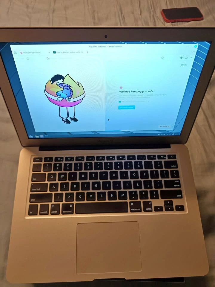 MacBook Air 13.3in 1.7GHz 8GB Ram 512GB Storage 2017
