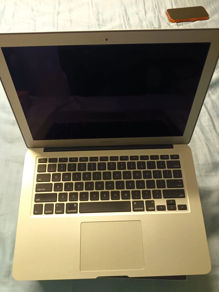 MacBook Air 13.3in 1.7GHz 8GB Ram 512GB Storage 2017 - photo 2